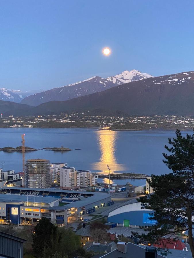 Great Place With View To The Mountains And Fjord オーレスン エクステリア 写真