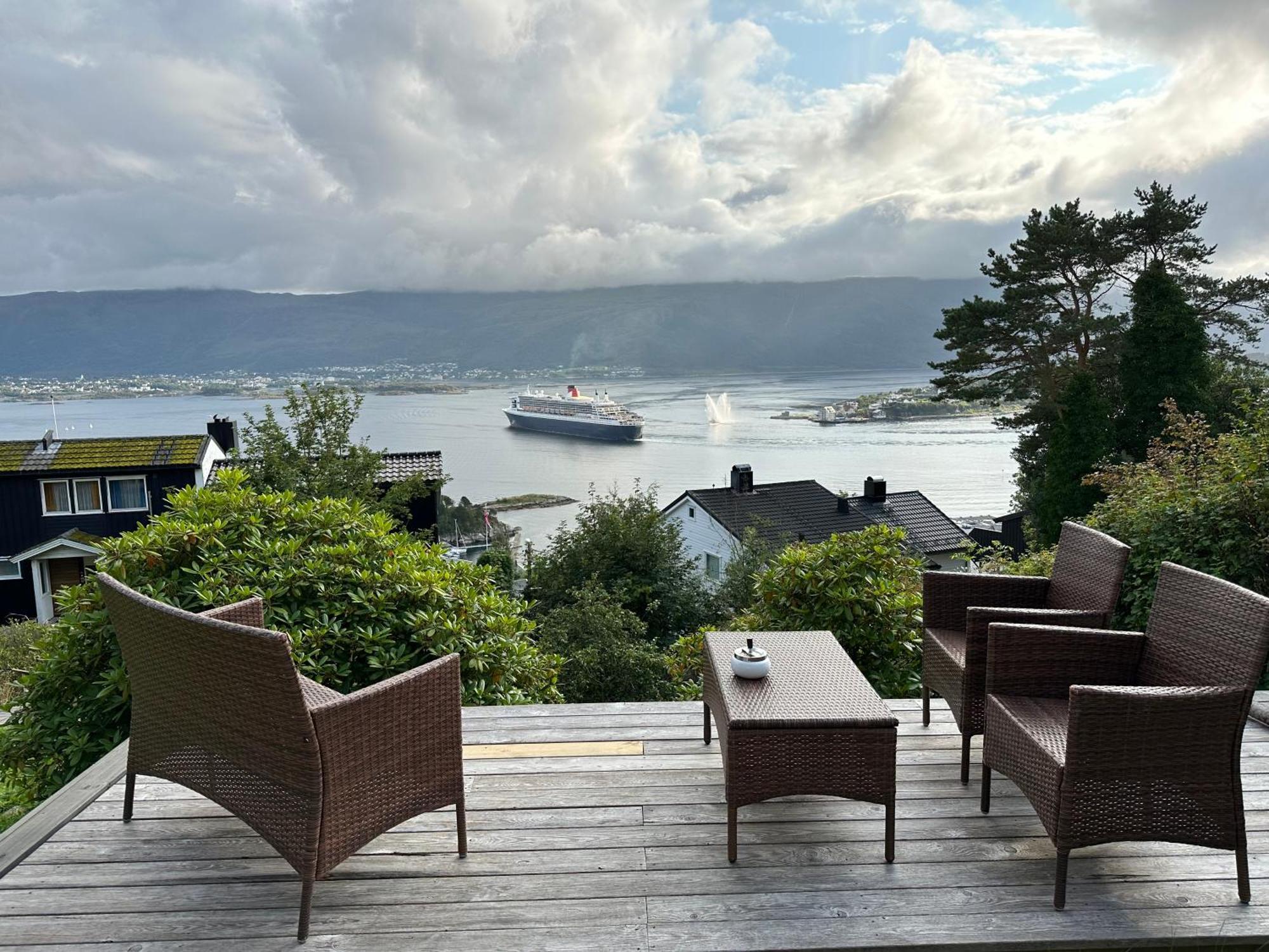 Great Place With View To The Mountains And Fjord オーレスン エクステリア 写真